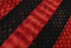 Tapis Kilim vintage turc en nuances de rouge et noir, tapis moderne du milieu du siècle.