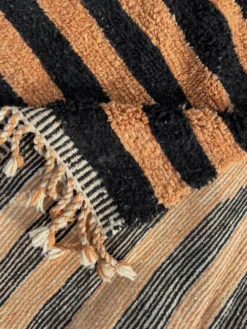 Tapis marocain Beni Ouarain moderne – motif rayures noires – 215 x 250 cm