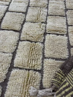 Tapis marocain Mrirt sur mesure en laine – Motif géométrique jaune doré