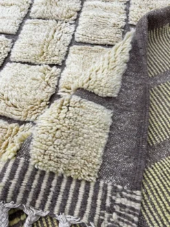 Tapis marocain Mrirt sur mesure en laine – Motif géométrique jaune doré