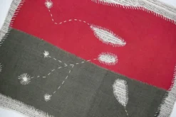 Tapis mural fait main en rouge framboise, tapisserie en textile organique.