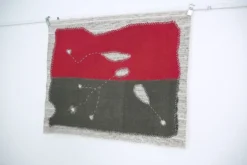 Tapis mural fait main en rouge framboise, tapisserie en textile organique.