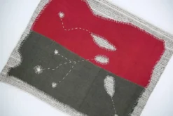 Tapis mural fait main en rouge framboise, tapisserie en textile organique.