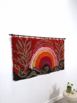 Tapis mural à poils longs des années 70, coucher de soleil rouge rose.
