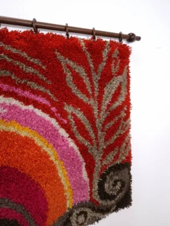 Tapis mural à poils longs des années 70, coucher de soleil rouge rose.