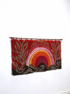 Tapis mural à poils longs des années 70, coucher de soleil rouge rose.