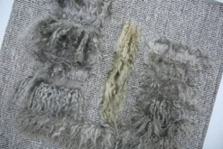 Tapis Mural Vintage Texturé en Laine Naturelle – Tons Gris & Crème, 90x98