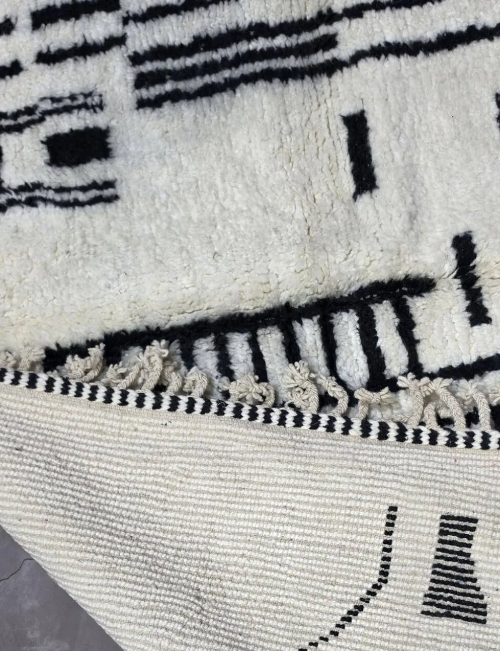 Tapis noir et blanc contemporain - 300 x 210 cm