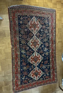 Tapis nomade persan Qashqai ancien fait main – fond bleu 94x112cm