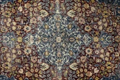 Tapis oriental isfahan tissé à la main vintage du Moyen-Orient, années 1940.