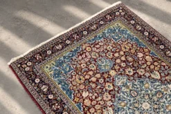 Tapis oriental isfahan tissé à la main vintage du Moyen-Orient, années 1940.