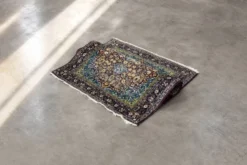 Tapis oriental isfahan tissé à la main vintage du Moyen-Orient, années 1940.