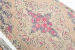 Tapis oriental vintage turc crème et rose, 121 x 208 cm