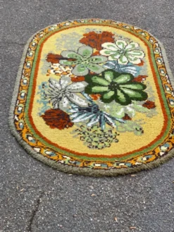 Tapis ovale vintage années 70 - Motifs fleurs pop vert & moutarde 185x115