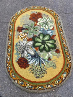 Tapis ovale vintage années 70 - Motifs fleurs pop vert & moutarde 185x115