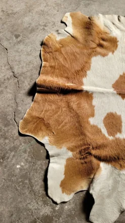 Tapis peau de vache vintage 1970