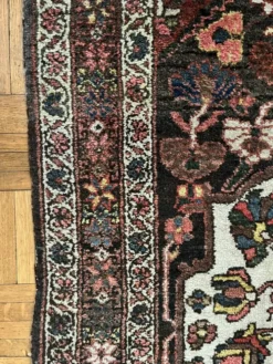 Tapis persan Hamadan ancien fait main, médaillon ivoire fond sombre 148x103