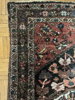 Tapis persan Hamadan ancien fait main, médaillon ivoire fond sombre 148x103