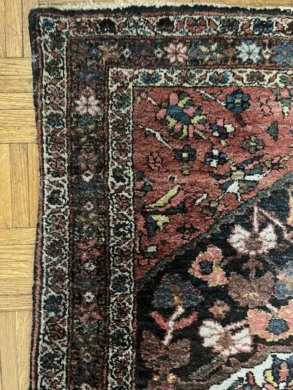 Tapis persan Hamadan ancien fait main, médaillon ivoire fond sombre 148x103