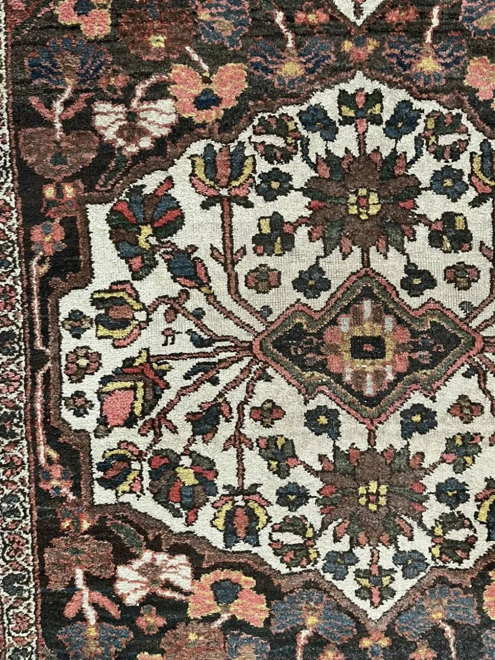 Tapis persan Hamadan ancien fait main, médaillon ivoire fond sombre 148x103