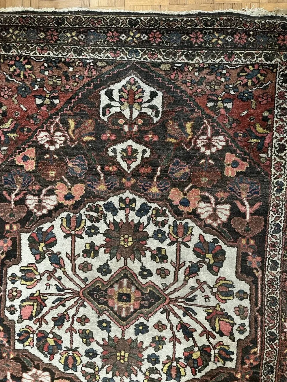 Tapis persan Hamadan ancien fait main, médaillon ivoire fond sombre 148x103