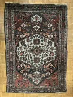 Tapis persan Hamadan ancien fait main, médaillon ivoire fond sombre 148x103