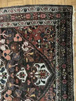 Tapis persan Hamadan ancien fait main, médaillon ivoire fond sombre 148x103