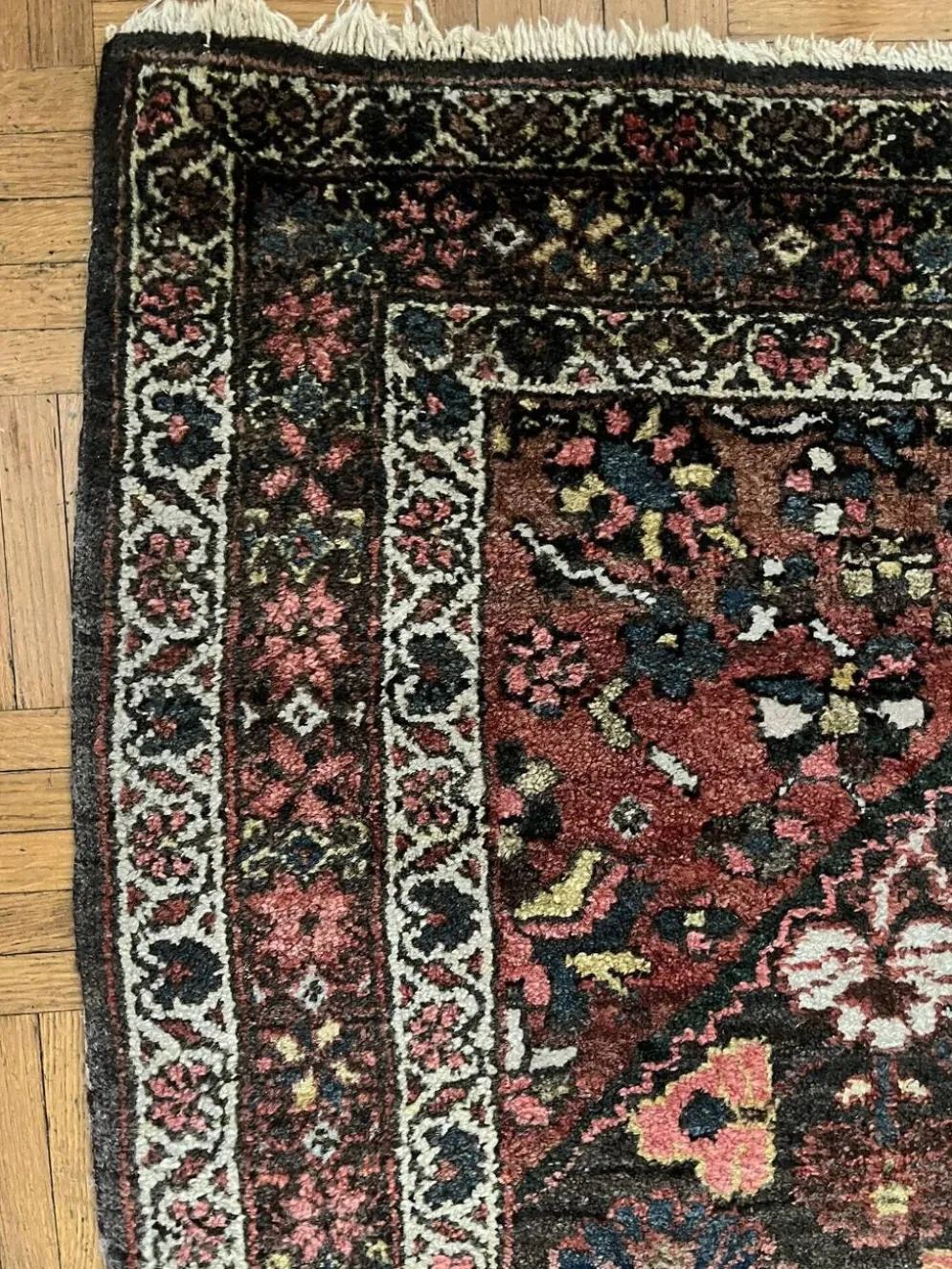 Tapis persan Hamadan ancien fait main, médaillon ivoire fond sombre 148x103