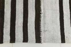 Tapis Rayé Noir et Blanc, Tissé à la Main, Style Moderne et Minimaliste, 131x203