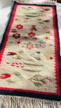 Tapis Rollakan décor de tulipes vintage