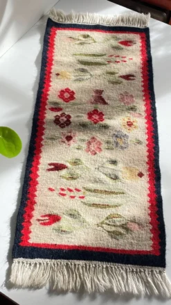 Tapis Rollakan décor de tulipes vintage