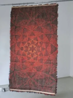 Tapis rya abstrait en laine rouge, style milieu du siècle | Suède | Années 1960