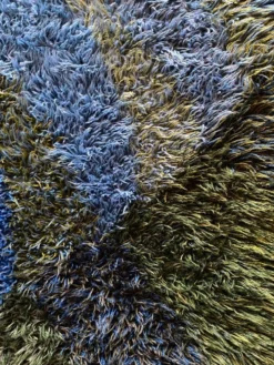 Tapis Rya bleu à poils longs de style mid-century modern, Suède, années 1960.