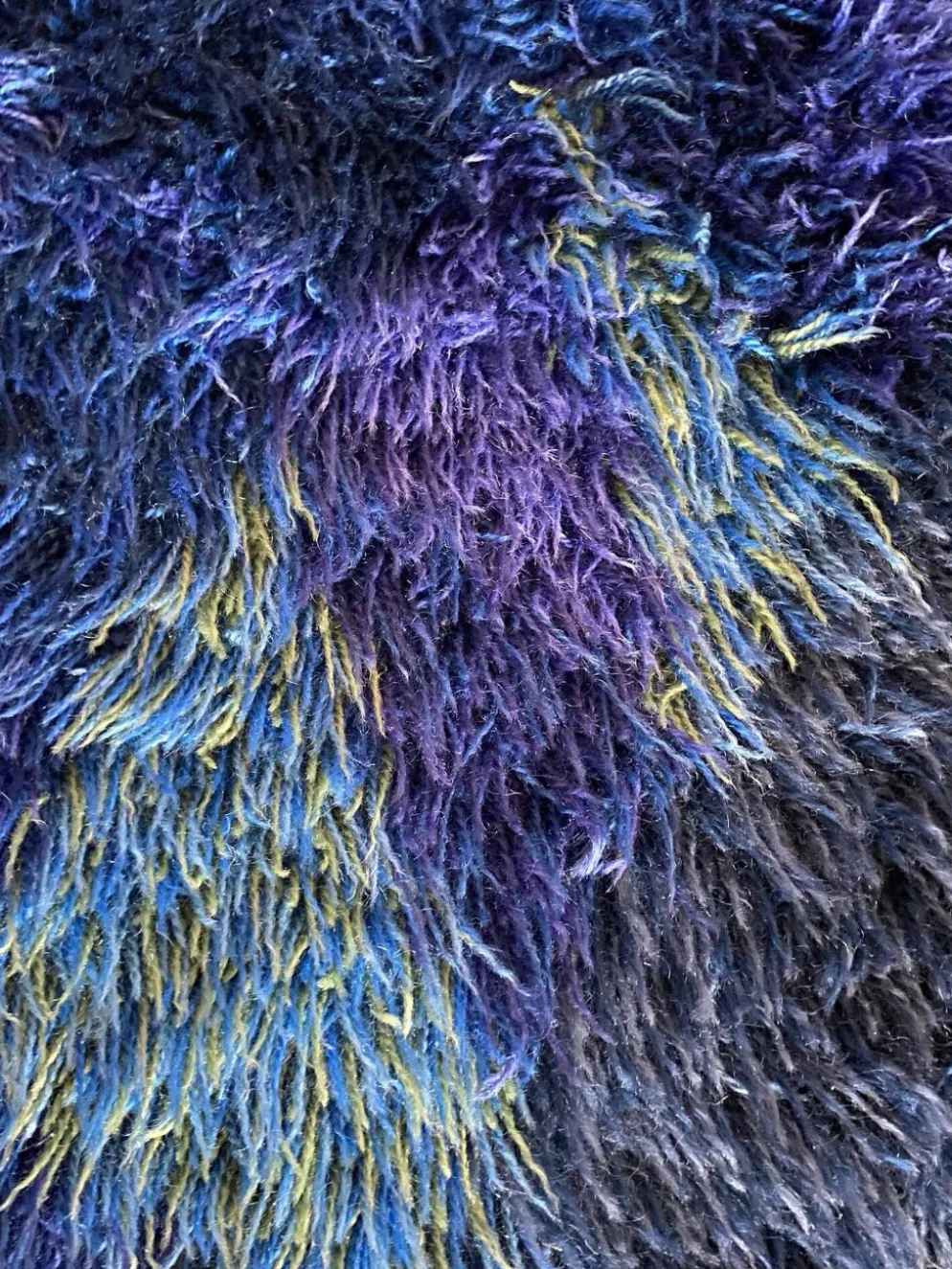 Tapis Rya bleu à poils longs de style mid-century modern, Suède, années 1960.