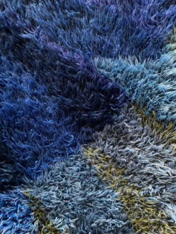 Tapis Rya bleu à poils longs de style mid-century modern, Suède, années 1960.