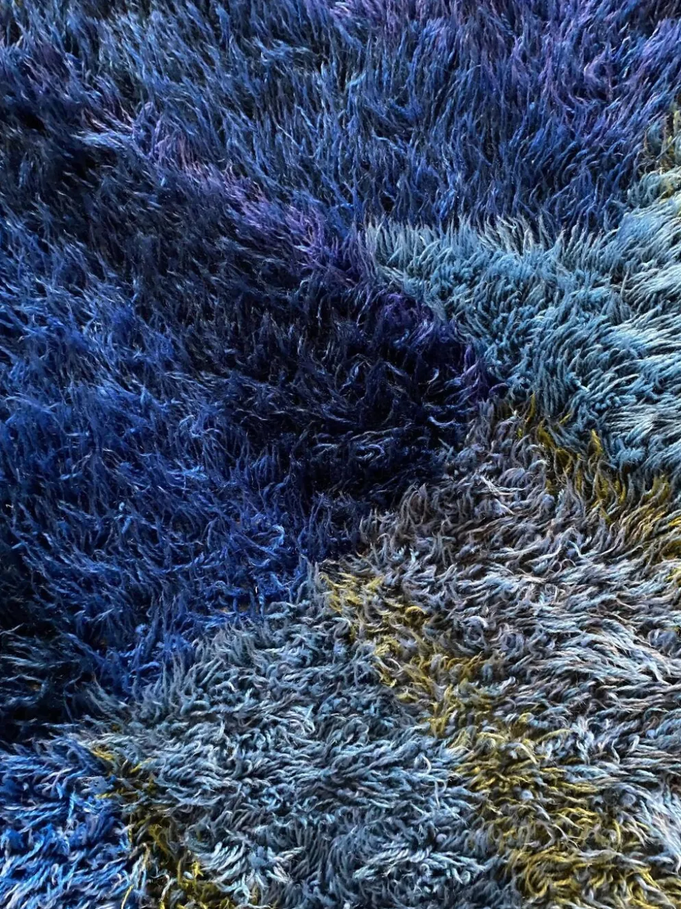 Tapis Rya bleu à poils longs de style mid-century modern, Suède, années 1960.