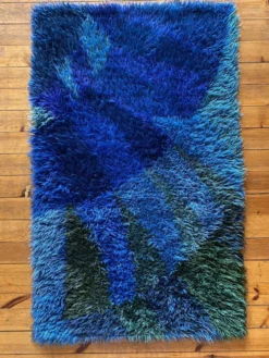 Tapis Rya bleu à poils longs de style mid-century modern, Suède, années 1960.