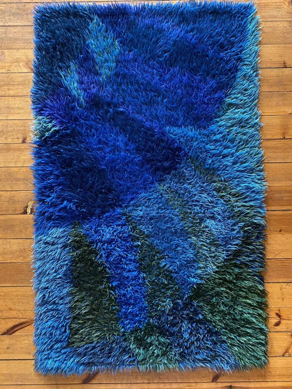 Tapis Rya bleu à poils longs de style mid-century modern, Suède, années 1960.