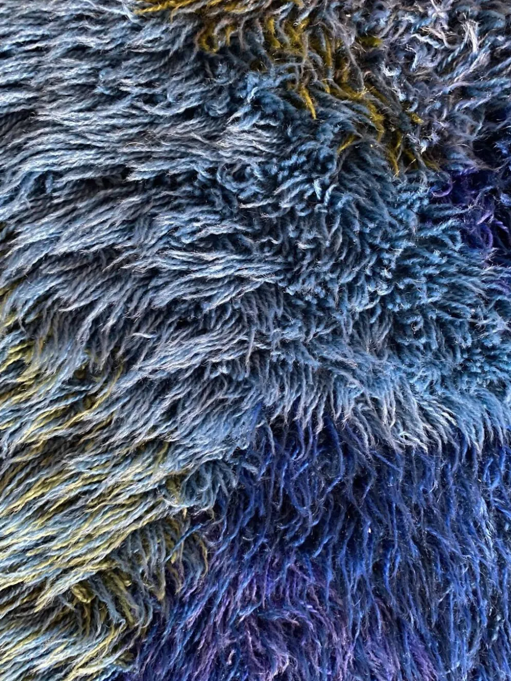 Tapis Rya bleu à poils longs de style mid-century modern, Suède, années 1960.