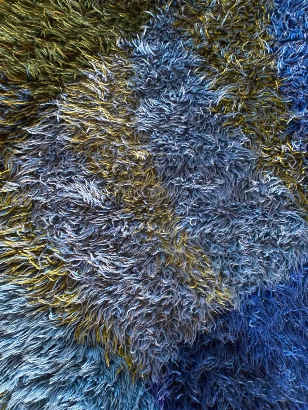 Tapis Rya bleu à poils longs de style mid-century modern, Suède, années 1960.
