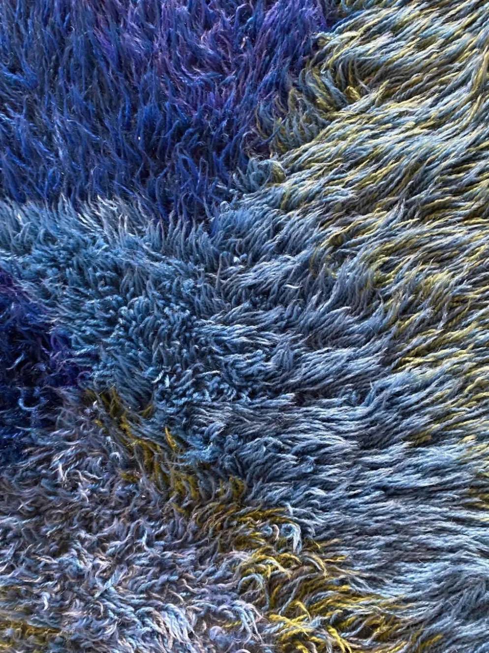 Tapis Rya bleu à poils longs de style mid-century modern, Suède, années 1960.