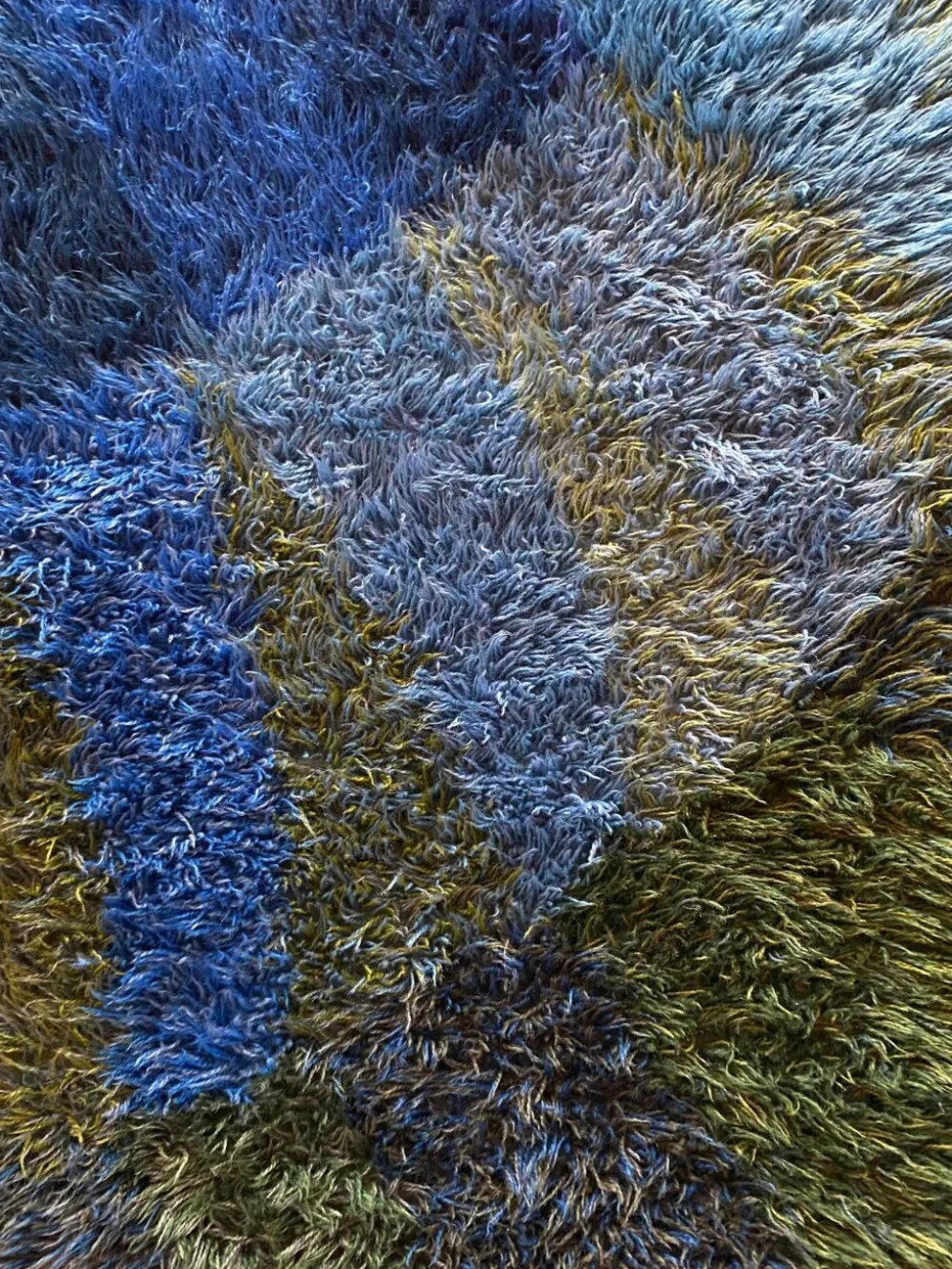 Tapis Rya bleu à poils longs de style mid-century modern, Suède, années 1960.