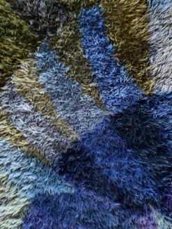 Tapis Rya bleu à poils longs de style mid-century modern, Suède, années 1960.