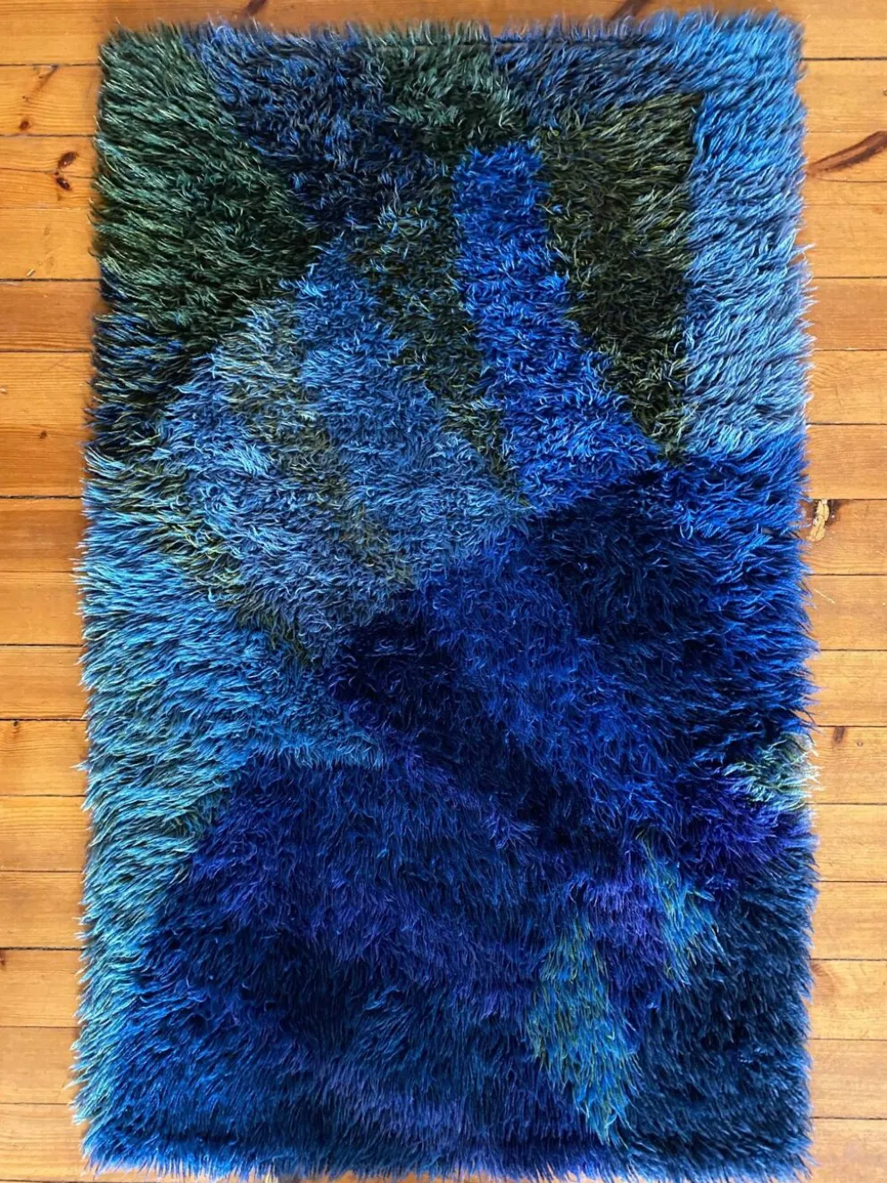 Tapis Rya bleu à poils longs de style mid-century modern, Suède, années 1960.