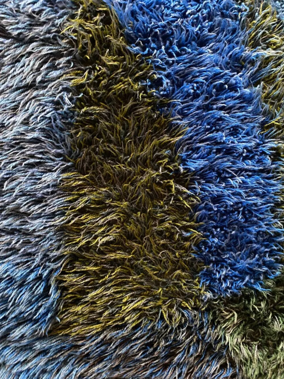 Tapis Rya bleu à poils longs de style mid-century modern, Suède, années 1960.