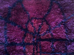 Tapis Rya Bordeaux Rouge Mid-Century Modern par Gull-Britt Johansson pour NIAB, Suède