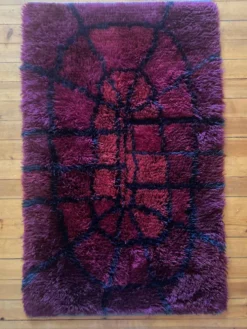 Tapis Rya Bordeaux Rouge Mid-Century Modern par Gull-Britt Johansson pour NIAB, Suède