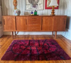 Tapis Rya Bordeaux Rouge Mid-Century Modern par Gull-Britt Johansson pour NIAB, Suède
