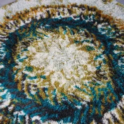 Tapis Rya en laine beige, marron et turquoise.