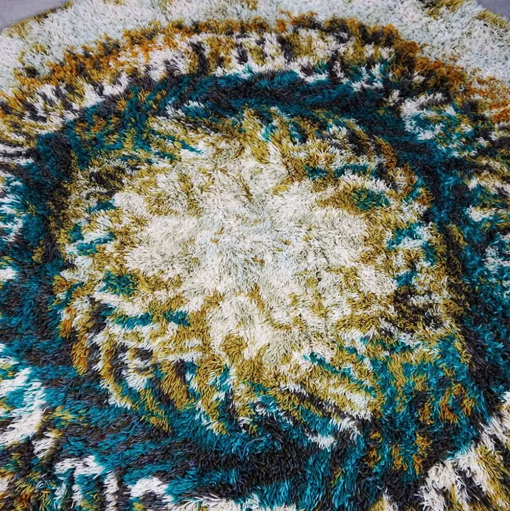 Tapis Rya en laine beige, marron et turquoise.
